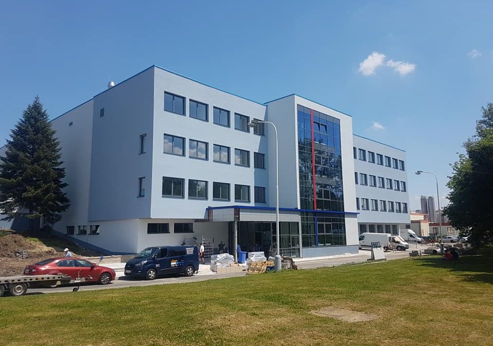 Administrativní budova v Praze – klimatizace HAIER MRV kanceláří a dodávka chladu do VZT
